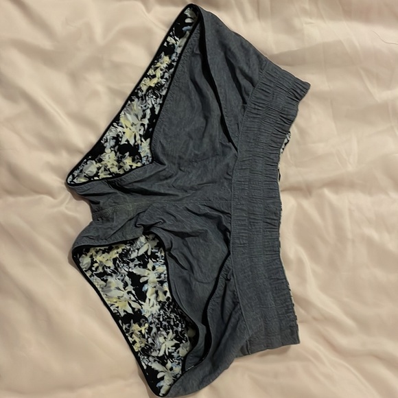 Lululemon reversible shorts - Picture 3 of 4